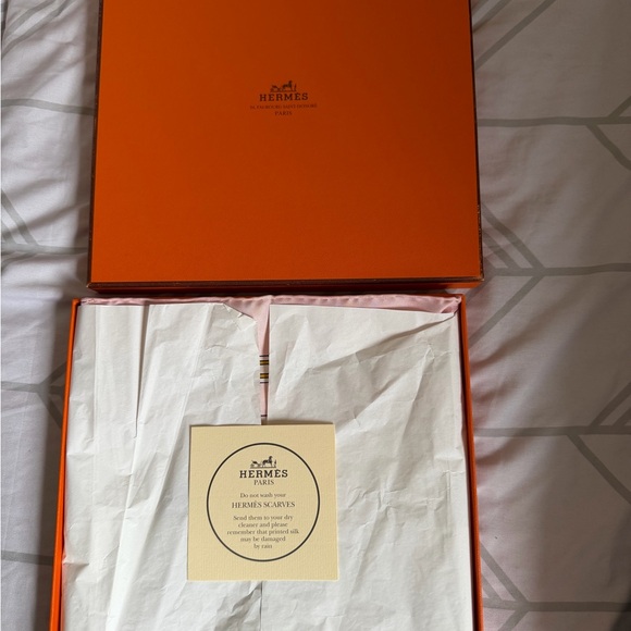 Hermès Coach & Saddle silk scarf in a signature orange box. - Picture 2 of 12